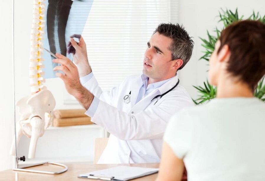 Gisusi sa doktor ang usa ka X-ray aron mahibal-an ang thoracic osteochondrosis