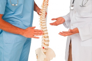 Mga Doktor ug Modelo sa Spine
